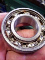 Das alte V-Rad Kugellager war *fest* : angerostet!!