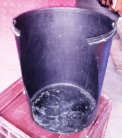 Tenni_Baueimer-Spritzschutz.jpg (248.66 KiB) 8935 mal betrachtet Schwarzer Bau-Eimer: Dieses Material ist schlagfest und selbst bei Unter-Null Temperaturen nicht sproede