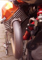 Abgas-Kruemmer rechts. Braun korrodiert