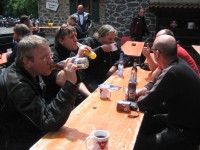 V11 Treffen 2009 011.jpg (150.67 KiB) 8001 mal betrachtet Trinken!